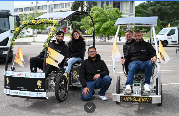 Deux équipages posent avec leurs Vhélios