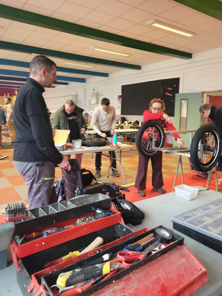 Pièces, outils et roues pendant un atelier de fabrication de Vhélio