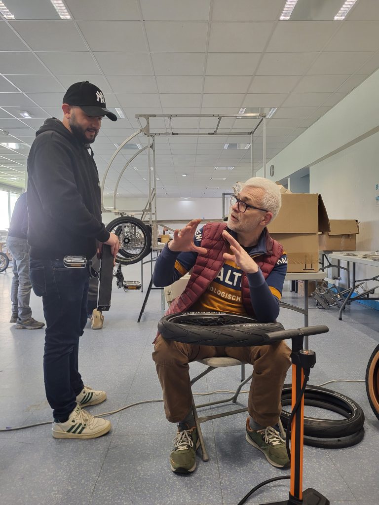 Transmission de savoir-faire autour d’un Vhélio dans un atelier Guidoline