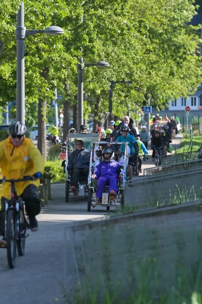 Le convoi du Trophée Vhélio avance sur la route