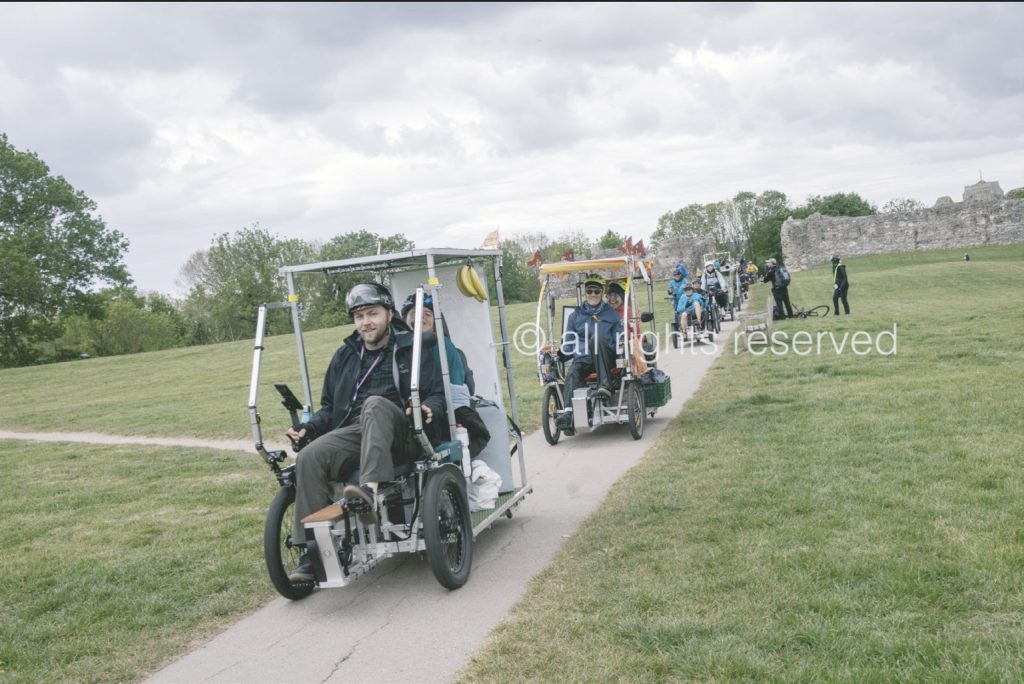 Un convoi de Vhélios et de vélos avance sur un chemin