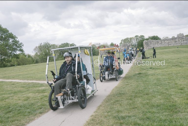 Un convoi de Vhélios et de vélos avance sur un chemin